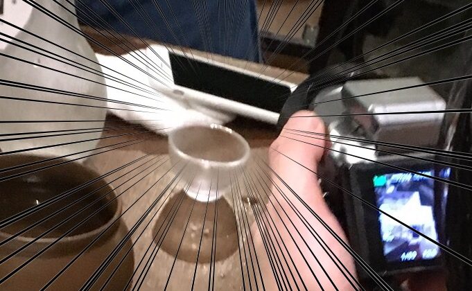 お酒が進むと上機嫌になりカメラを持ち出す男。